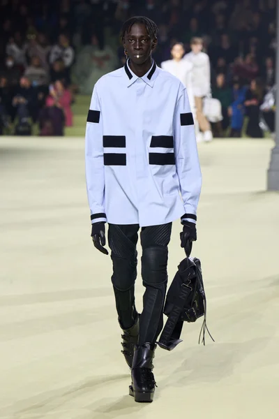 Look 32